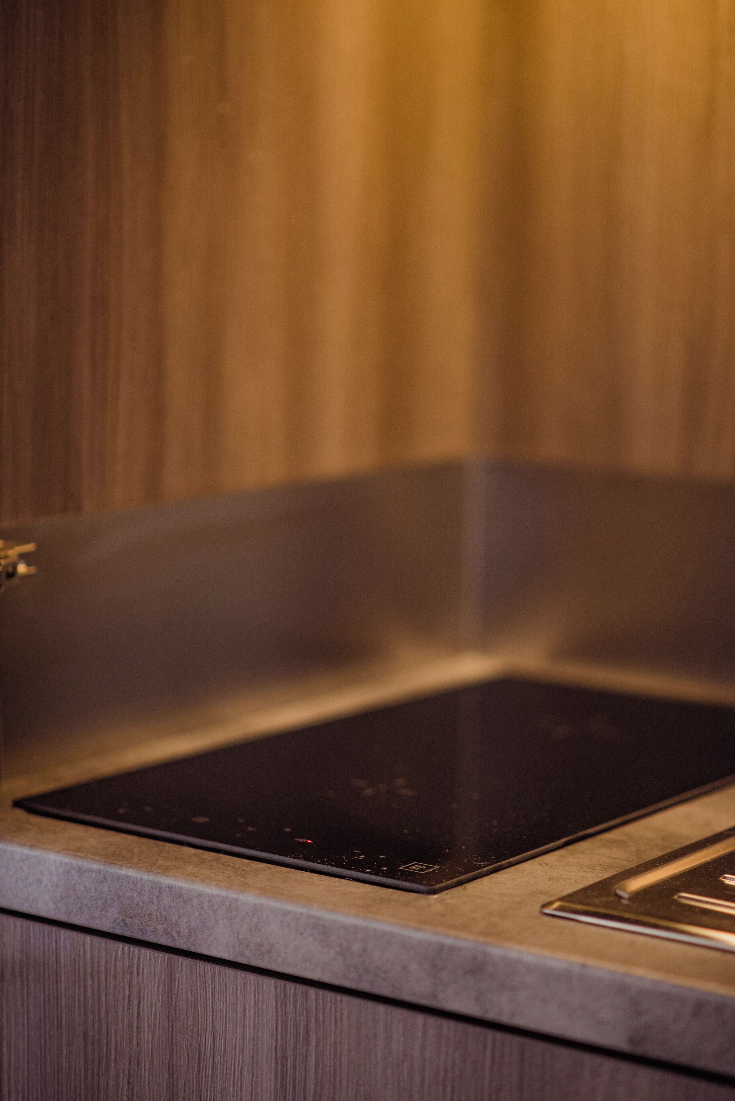 Una cocina con estufa integrada y microondas.