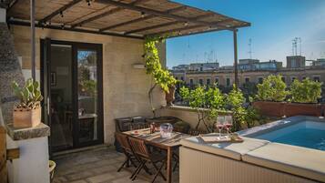 Deluxe Apartment, Garden View | Terrace/patio
