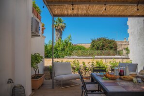 Familjelägenhet - utsikt mot trädgården | Terrass/Patio