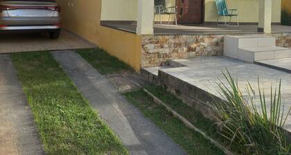 5 minutes from the beach and shopping plaza, 24-hour security, Wi-Fi, air conditioning, barbecue, garage.