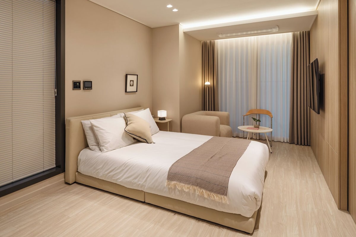 Studio Wide (B) | Cortinas opacas, tabla de planchar con plancha, wifi gratis