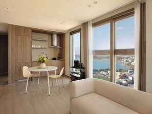 Premier suite | Woonruimte | Een 55-inch smart-tv met kabelzenders