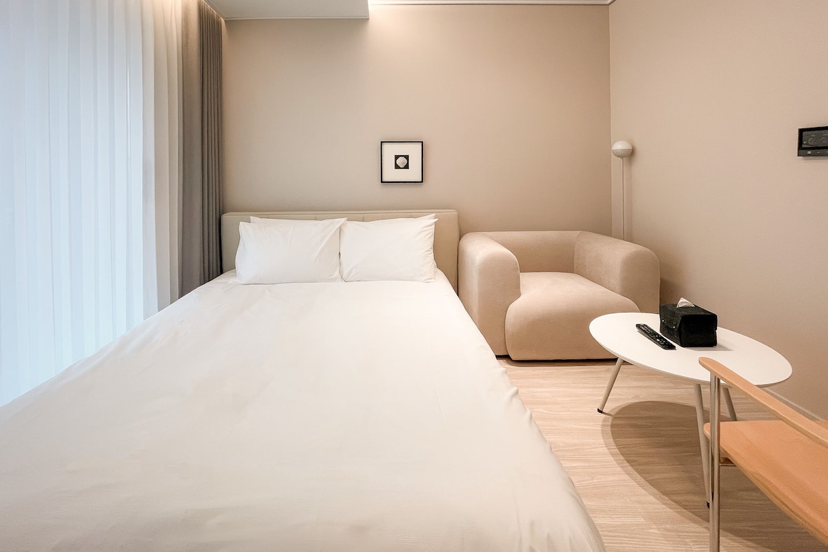 Studio | Blendingsgardiner, strykejern/-brett og wi-fi (inkludert)