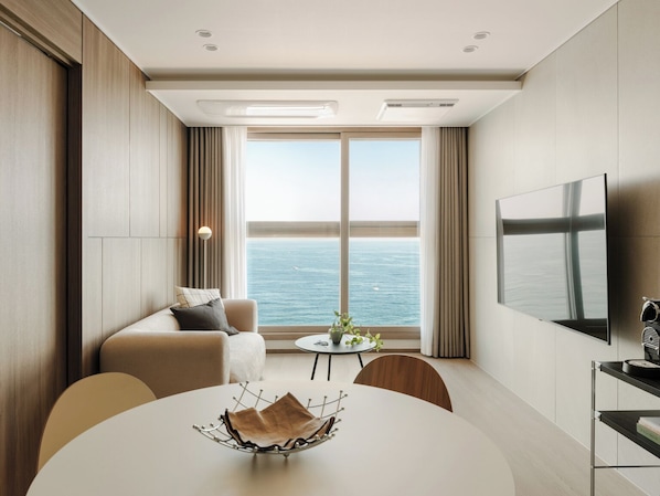 Family Two Room Ocean | Wohnbereich | 55-Zoll-Smart-TV mit Kabelempfang