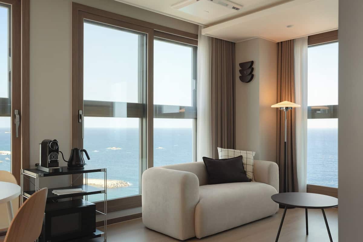 Family Two Room Panorama Ocean | Coin séjour | TV connectée de 55 pouces avec chaînes par câble