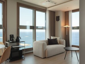 Family Two Room Panorama Ocean | Living area - Plott The One Sokcho Xiella The Beach (Sokcho)