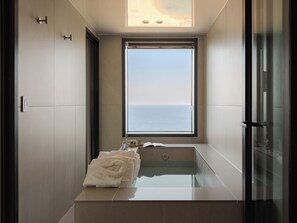 Family Two Room Panorama Ocean | Bathroom | Slippers, towels - Plott The One Sokcho Xiella The Beach (Sokcho)