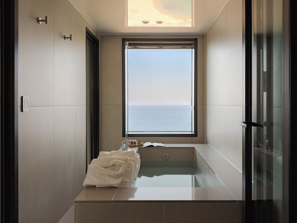 Family Two Room Panorama Ocean | ห้องน้ำ | รองเท้าสวมภายในห้อง, ผ้าเช็ดตัว