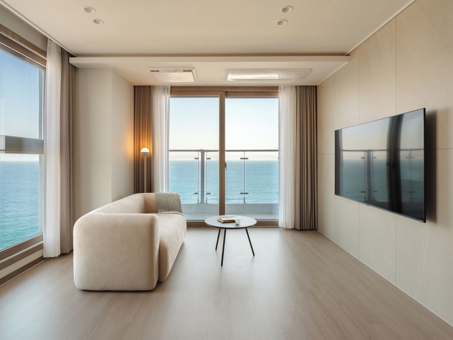 Premier Suite Ocean | 客廳 | 55 吋智能電視連有線電視頻道