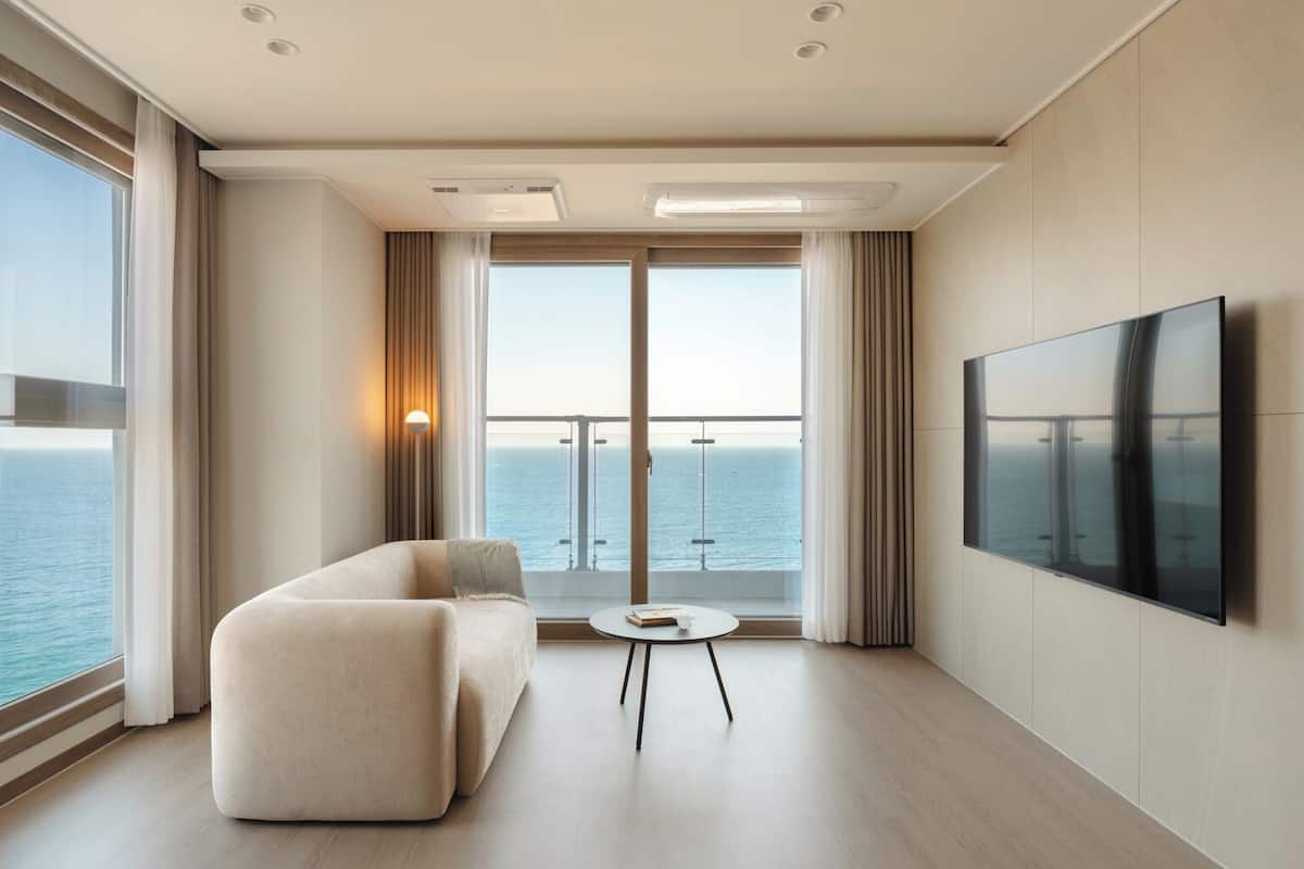 Premier Suite Ocean | Coin séjour | TV connectée de 55 pouces avec chaînes par câble