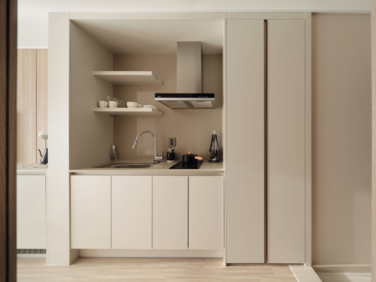 Una cocina moderna con estufa integrada, lavaplatos y armarios.