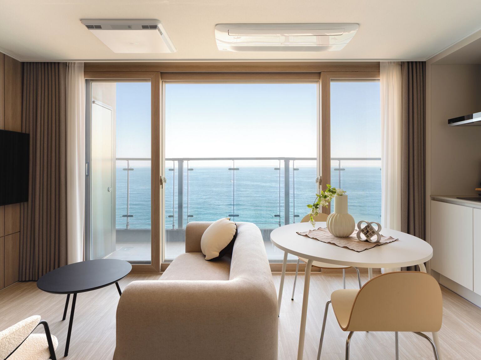 Cortinas blackout, tabla de planchar con plancha y wifi gratis 