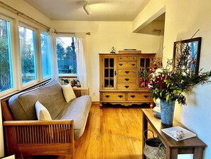 Smart TV, chimenea, tenis de mesa y libros 