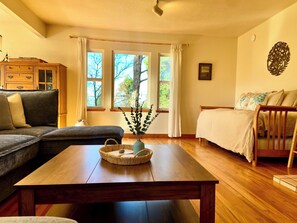 Smart TV, chimenea, tenis de mesa y libros 