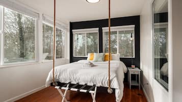 4 bedrooms, desk, iron/ironing board, travel crib