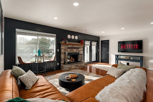 Coastal Retreat w/ Hot Tub Sauna Games Yoga Studio