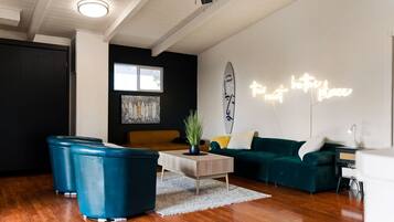 Fernseher, Kamin, Videospiele, Tischfußball