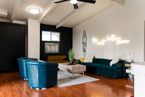 Télévision, cheminée, jeux vidéo, baby-foot