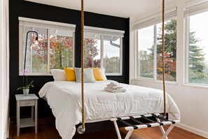 Room - Coastal Retreat w/ Hot Tub Sauna Games Yoga Studio (Brookings)