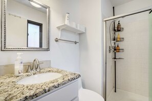 Dusche, Haartrockner, Handtücher