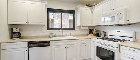 Een koelkast, een microgolfoven, een oven, een kookplaat