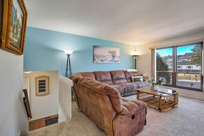 Smart TV - Central 3BR Home Near UCCS & Hospitals | MTR Ready (Colorado Springs)