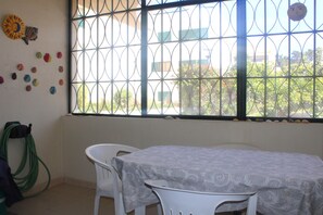 Dining - The Shell House (Manta Rota)
