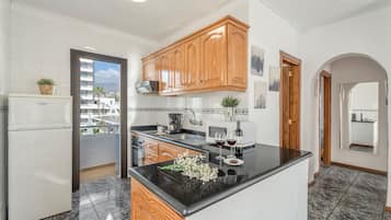 Een koelkast, een microgolfoven, een oven, een kookplaat