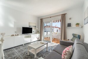 TV - Vacation Apartment "Golden Sun Penthouse" with Shared Pool, Private Terrace & Wi-Fi (Playa de las Américas)