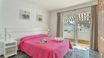 Een strijkplank/strijkijzer, wifi, beddengoed