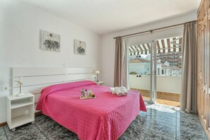 Een strijkplank/strijkijzer, wifi, beddengoed