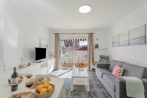 TV - Vacation Apartment "Golden Sun Penthouse" with Shared Pool, Private Terrace & Wi-Fi (Playa de las Américas)