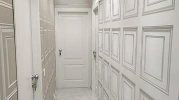 32–tuumainen televisio, jossa kaapelikanavat