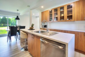 Fridge, microwave, oven, stovetop - Retraite en Forêt | Monthly Rental | 2 Bedrooms + 2 Bathrooms (Mont-Tremblant)