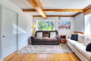 Smart TV, fireplace, books - Retraite en Forêt | Monthly Rental | 2 Bedrooms + 2 Bathrooms (Mont-Tremblant)