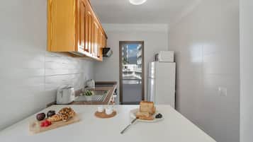 Een koelkast, een microgolfoven, een oven, een kookplaat