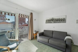 TV - Ocean Breeze Penthouse Apartment with Shared Pool, Private Terrace and Wi-Fi (Playa de las Américas)