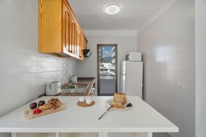 Fridge, microwave, oven, stovetop - Ocean Breeze Penthouse Apartment with Shared Pool, Private Terrace and Wi-Fi (Playa de las Américas)