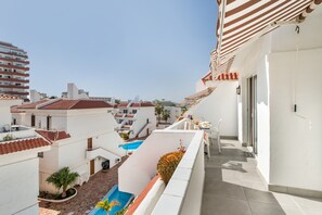 Property grounds - Ocean Breeze Penthouse Apartment with Shared Pool, Private Terrace and Wi-Fi (Playa de las Américas)