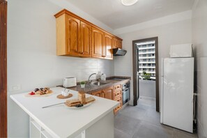 Een koelkast, een microgolfoven, een oven, een kookplaat