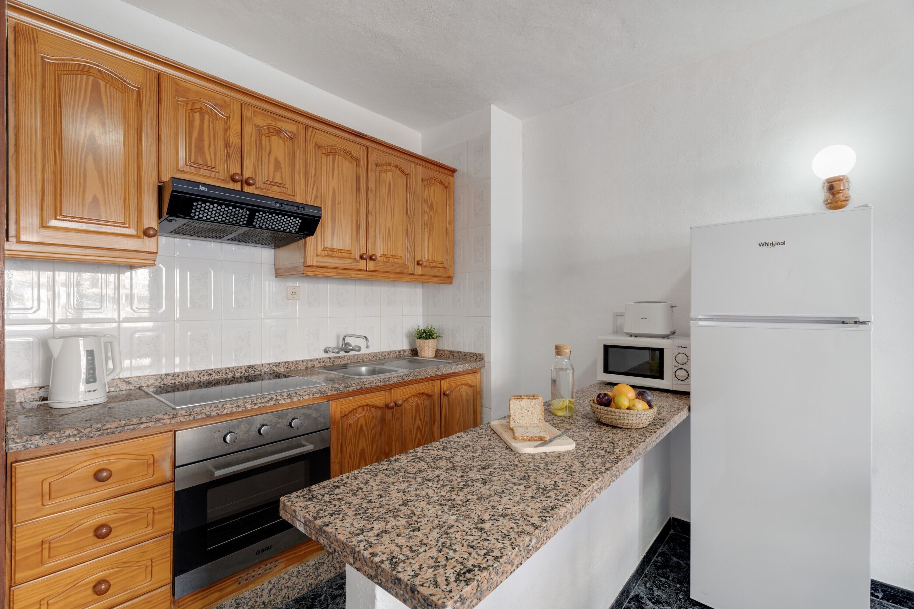 Frigorífico, microondas, horno y placa de cocina