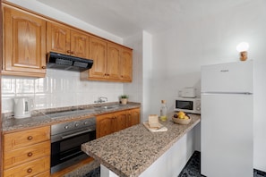 Frigorífic, microones, forn i placa de cuina