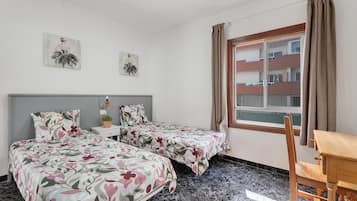 Tabla de planchar con plancha, wifi, ropa de cama