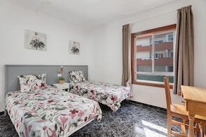 Planxa i posts de planxar, wifi i roba de llit