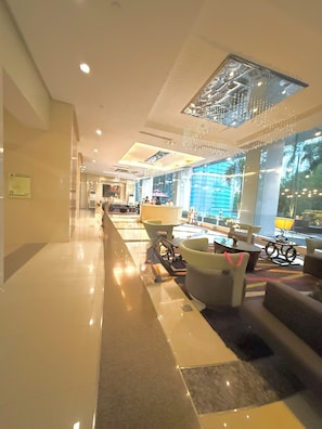 Lounge - Luxurious Taguig Apartment With Private Pool and Central AC (Taguig)