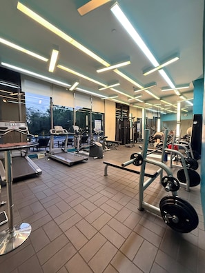 Fitness facility - Luxurious Taguig Apartment With Private Pool and Central AC (Taguig)