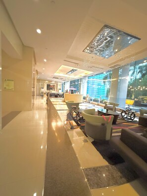 Lounge - Luxurious Taguig Apartment With Private Pool and Central AC (Taguig)