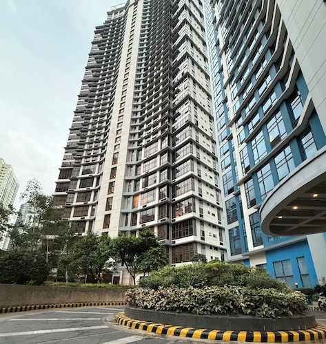 Luxurious Taguig Apartment With Private Pool and Central AC