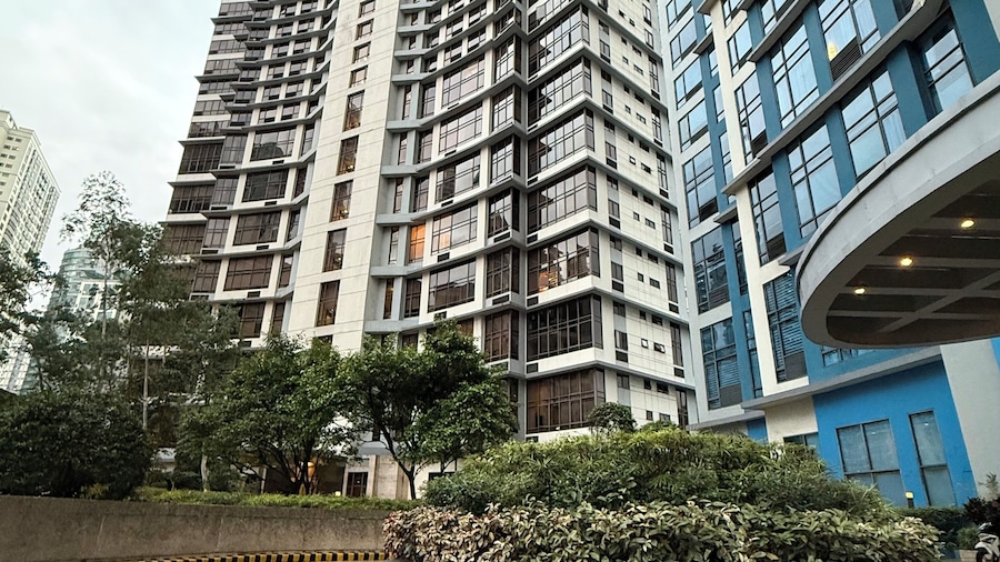 Luxurious Taguig Apartment With Private Pool and Central AC