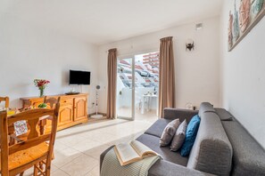 TV - Apartment Infinity Pool Views with Shared Pool, Private Terrace and Wi-Fi (Playa de las Américas)